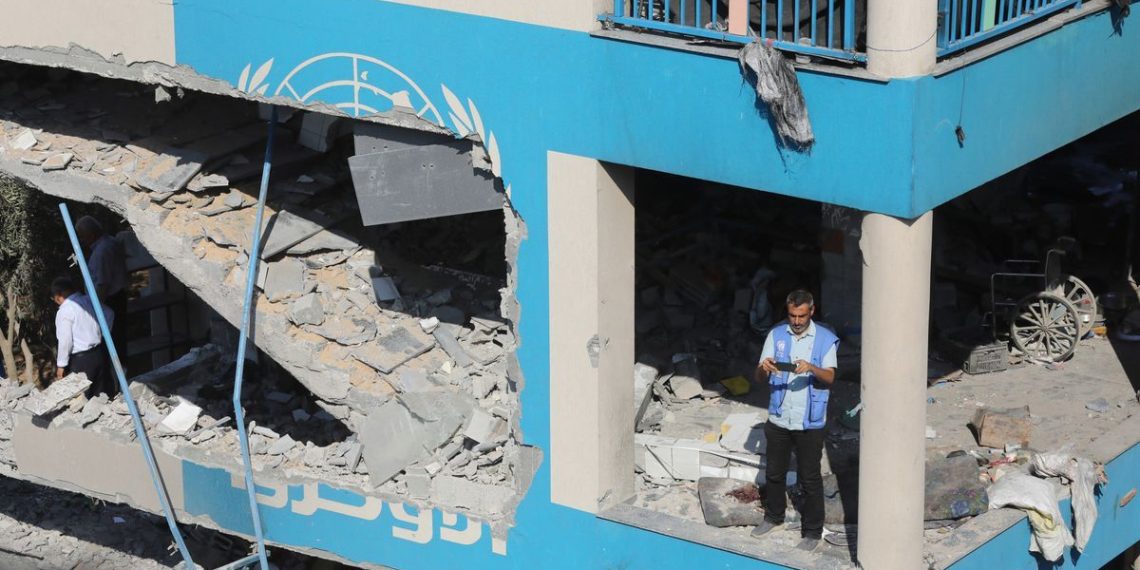 Ataque israelí a escuela de la UNRWA deja al menos diez muertos en Gaza