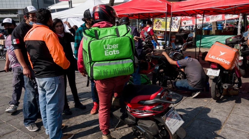 Claudia Sheinbaum firma reforma para otorgar IMSS a repartidores de aplicaciones
