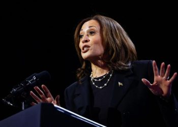 Kamala Harris critica a Trump por sus comentarios sobre el uso de las Fuerzas Armadas