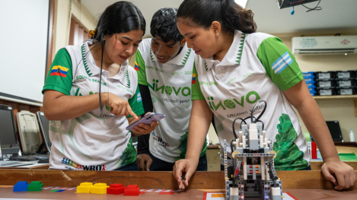 Un grupo de jóvenes del barrio Nueva Prosperina competirá en el Mundial de Robótica.