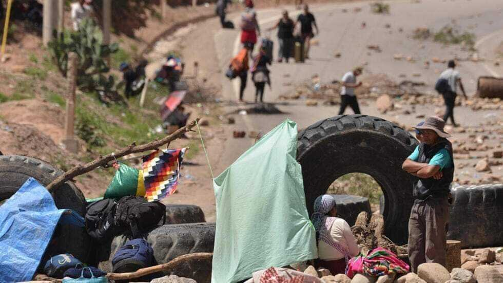 Grupos leales a Evo Morales realizan bloqueos en carreteras del centro del país.