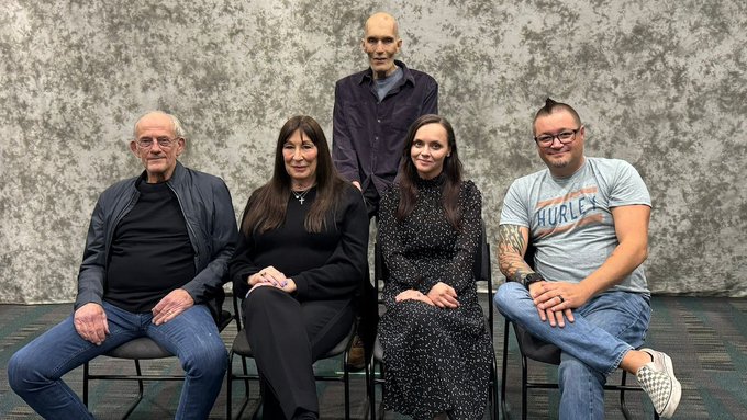 Reunión del elenco de La Familia Addams tras 33 años de su estreno