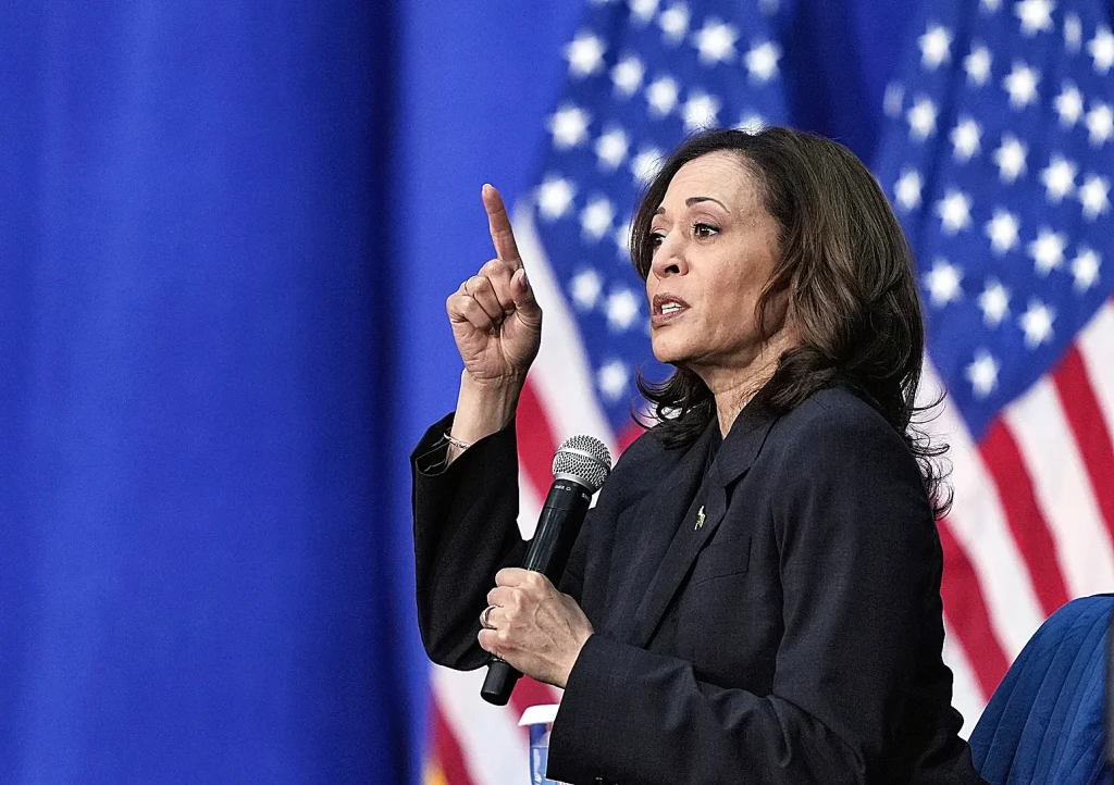 La vicepresidenta Kamala Harris comparte detalles sobre su posesión de armas durante una entrevista.
