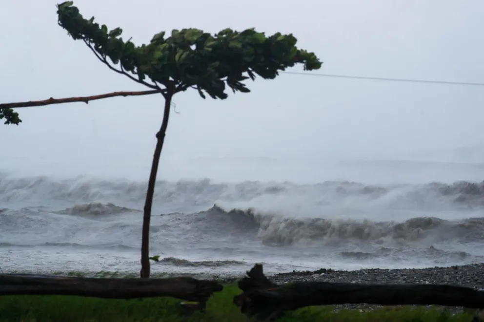 El tifón tocó tierra en Taitung, causando daños significativos.