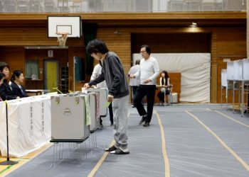 Coalición gobernante en Japón perdería la mayoría en el Parlamento, según proyecciones