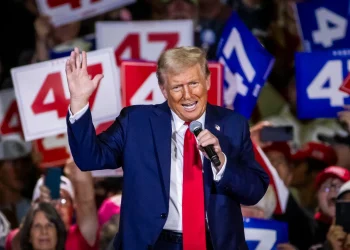 Trump se posiciona frente a Harris en una contienda electoral muy ajustada
