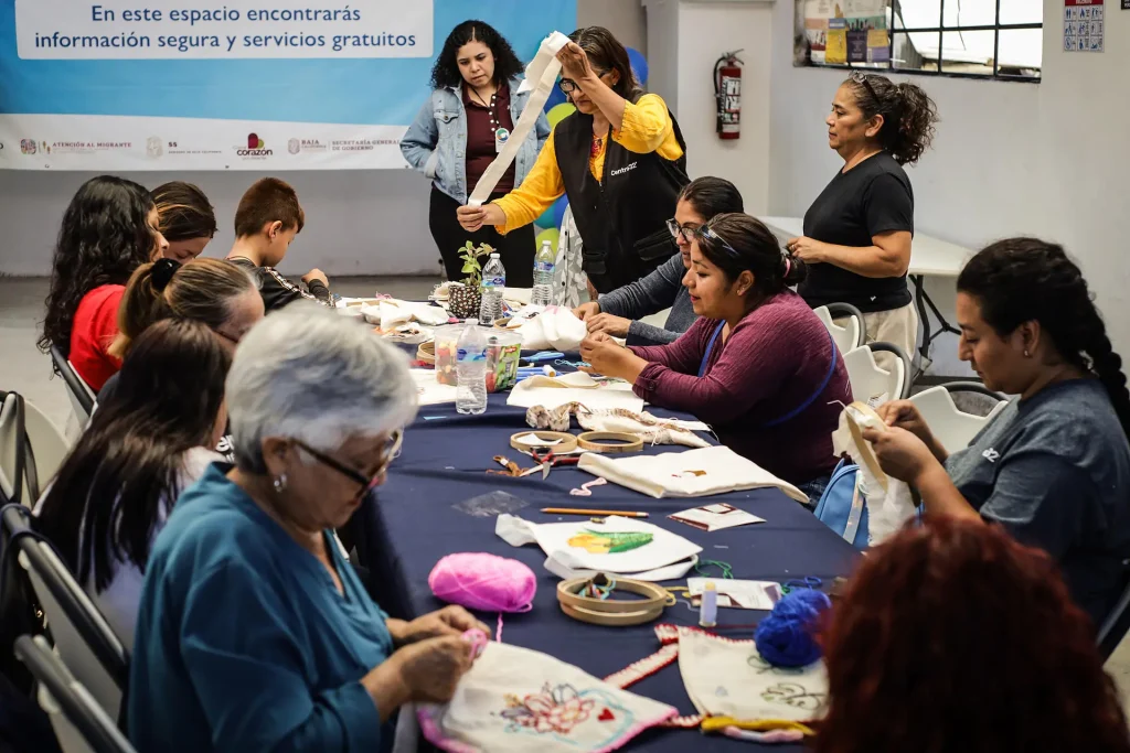 Centro 32 promueve talleres artísticos para migrantes varados en Tijuana.