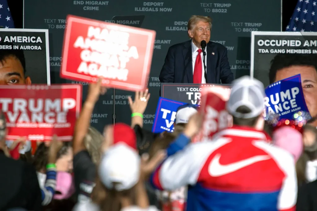 Durante un mitin en Colorado, Donald Trump criticó a los migrantes, acusándolos de ser criminales.