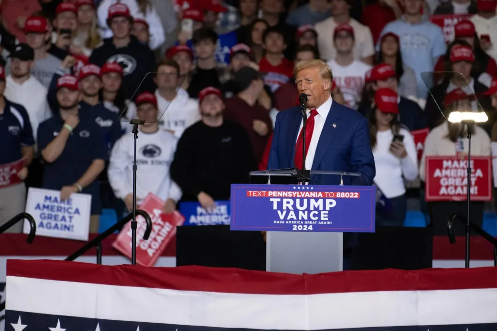 Críticas de excolaboradores destacan la falta de comprensión gubernamental de Trump.
