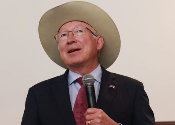 Ken Salazar asegura que la relación con Claudia Sheinbaum es sólida y continuará sin pausas