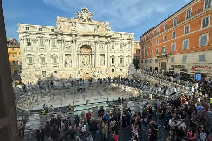 Nueva pasarela en la Fontana de Trevi genera controversia