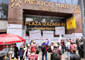 Operativo de la policía capitalina en Plaza Izazaga 89 para decomisar mercancía pirata