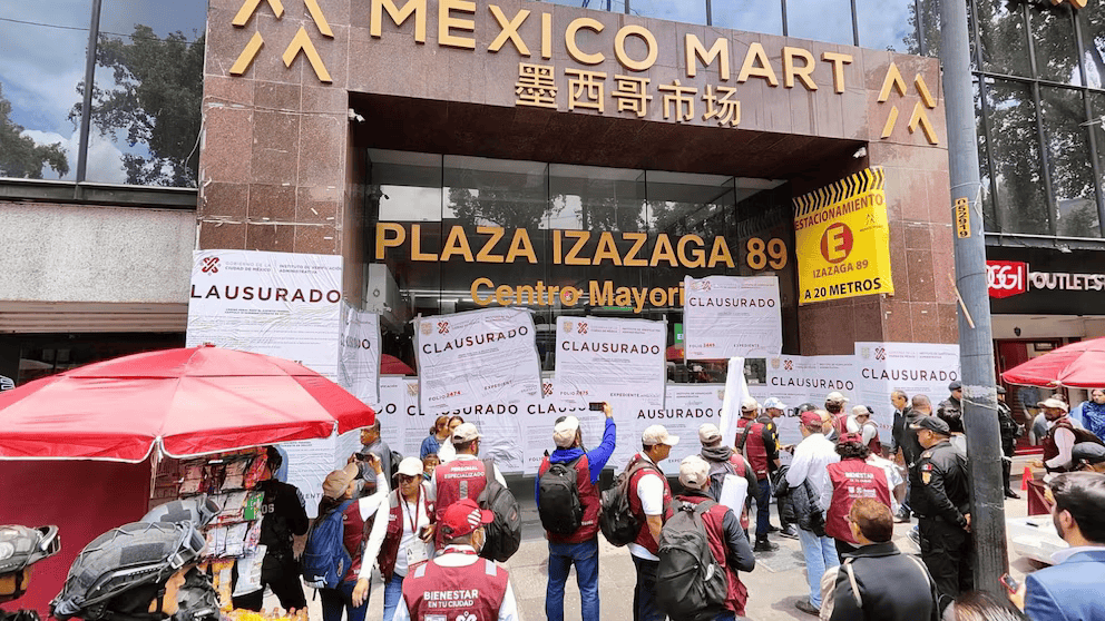 Operativo de la policía capitalina en Plaza Izazaga 89 para decomisar mercancía pirata