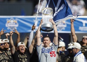 Primer desfile de los Dodgers en 36 años reúne a miles en Los Ángeles
