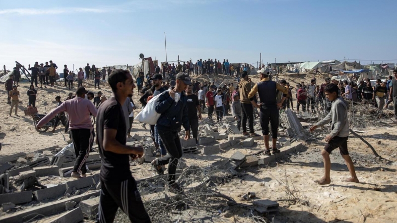 Human Rights Watch acusa a Israel de desplazar de manera forzada y sistemática a miles de palestinos en Gaza, considerándolo un crimen de lesa humanidad.