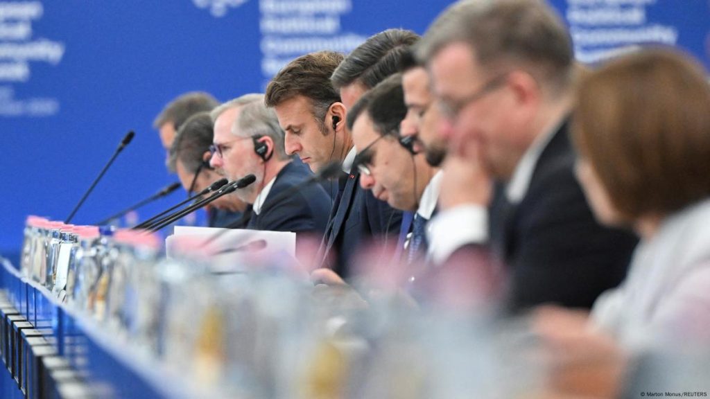 Emmanuel Macron destacó que Europa debe asumir un papel independiente en el escenario global y dejar de depender de EE. UU. y China.