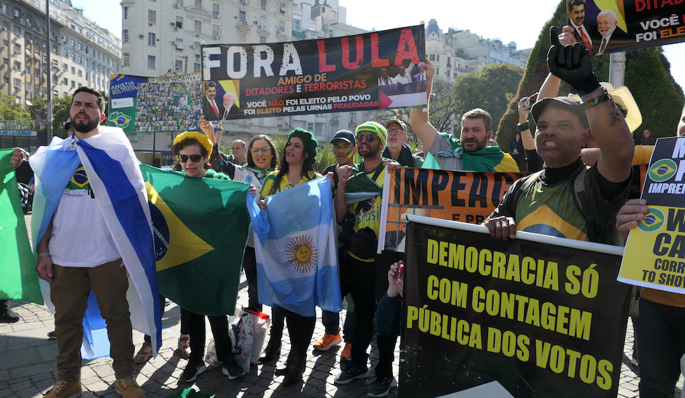 La justicia argentina ordena la detención de 61 bolsonaristas reclamados por Brasil
