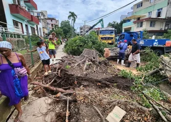 El huracán Rafael arrasa con zonas del occidente de Cuba