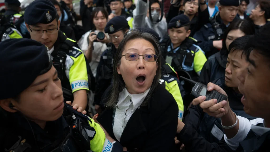 Un tribunal de Hong Kong condena a 45 activistas a penas de hasta 10 años de prisión por conspirar contra el gobierno.