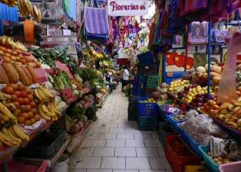 Canasta básica en México sube 4.45% en octubre; también aumentan los precios de comer fuera