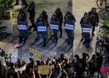 Cuatro detenidos y 31 policías heridos en disturbios en la protesta por la gestión de la DANA