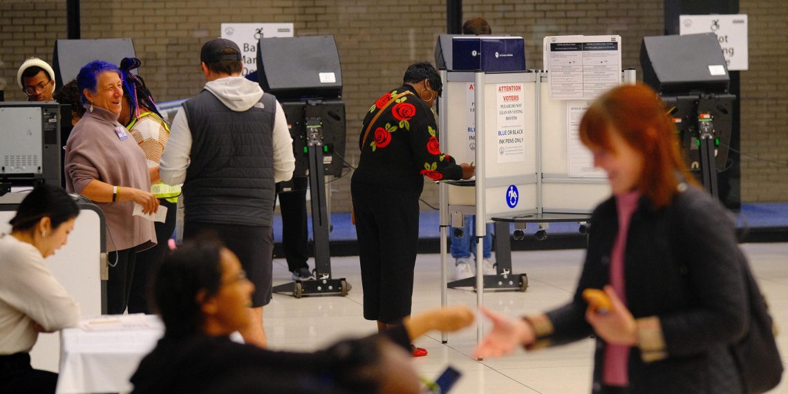 Abren los centros de votación en EE. UU. para la histórica elección entre Harris y Trump