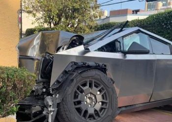 Cantante de corridos tumbados choca una Cybertruck contra una casa en la CDMX