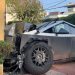 Cantante de corridos tumbados choca una Cybertruck contra una casa en la CDMX