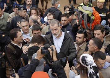 Protestas al rey durante su visita a Valencia tras las inundaciones