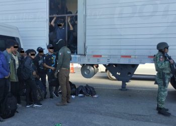 Rescatan a 257 migrantes en Chihuahua dentro de un tractocamión