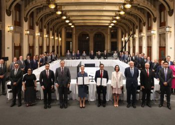 Sheinbaum firma nuevo acuerdo para reducir precios de la canasta básica a 910 pesos