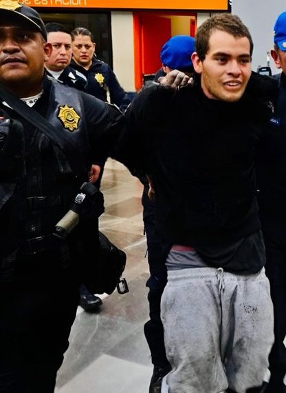 Hombre apuñala a cuatro personas en Metro Tacubaya y es detenido tras lanzarse a las vías