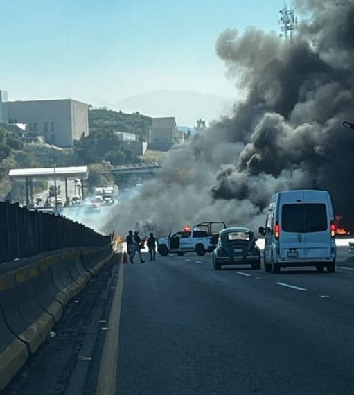 Explosión en autopista Chamapa-Lechería involucra pipa; autoridades investigan