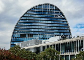 La CNMC retrasa la opa del BBVA sobre Sabadell con un análisis más profundo