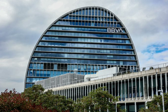 La CNMC retrasa la opa del BBVA sobre Sabadell con un análisis más profundo