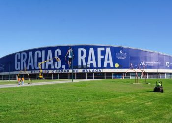 Málaga homenajea a Rafa Nadal con una lona gigante de despedida