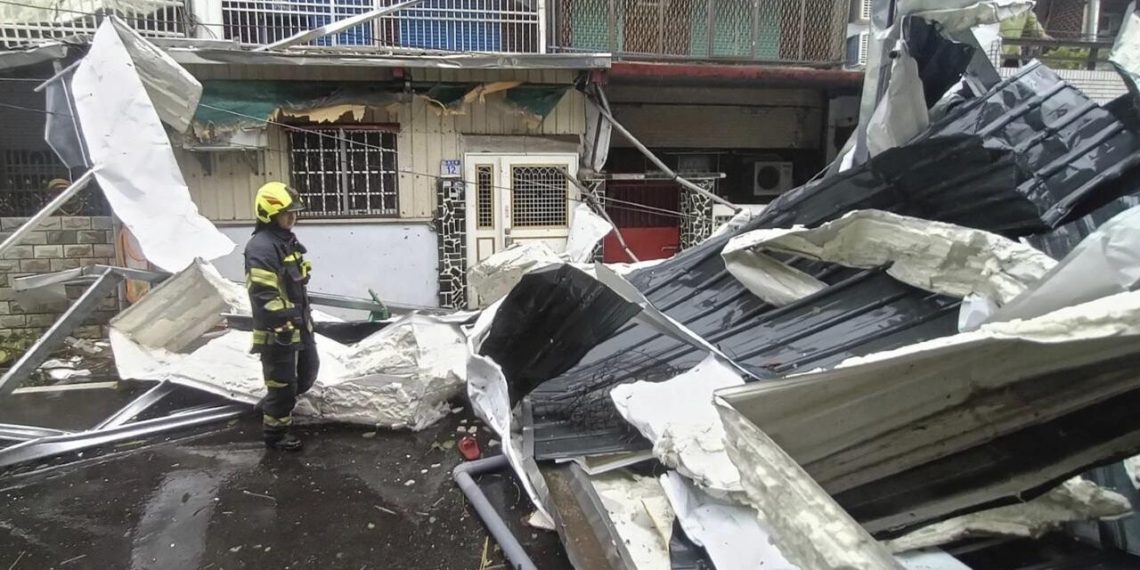 Tifón Kong-rey causa estragos en Taiwán con dos muertos y cientos de heridos