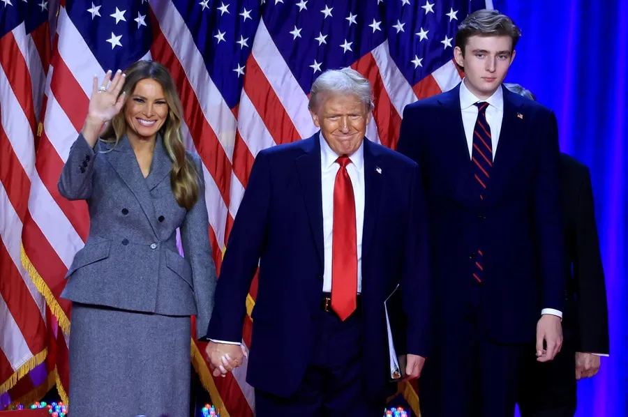 Donald Trump celebra su victoria en las elecciones de 2024, que se acerca a ser confirmada como contundente frente a Kamala Harris.