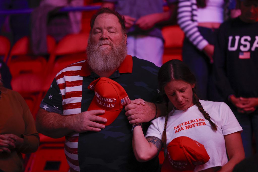Votantes latinos, incluidos evangélicos, se dividen entre Trump y Harris, según sus principios cristianos.