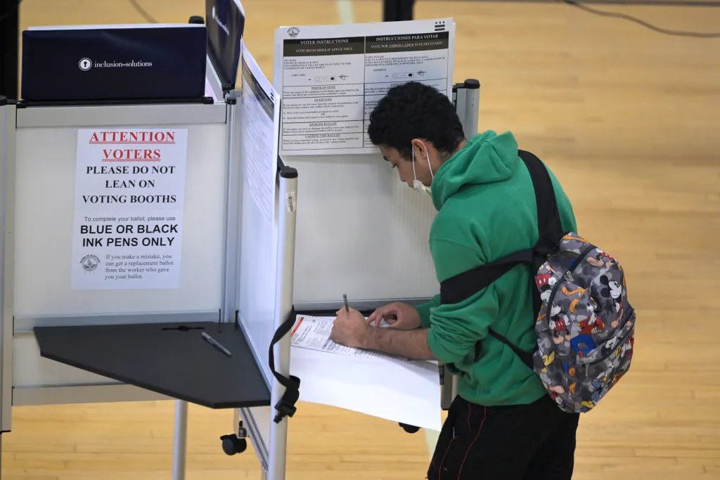 Voluntarios en Arizona movilizan al voto latino puerta a puerta, con foco en el condado de Maricopa.