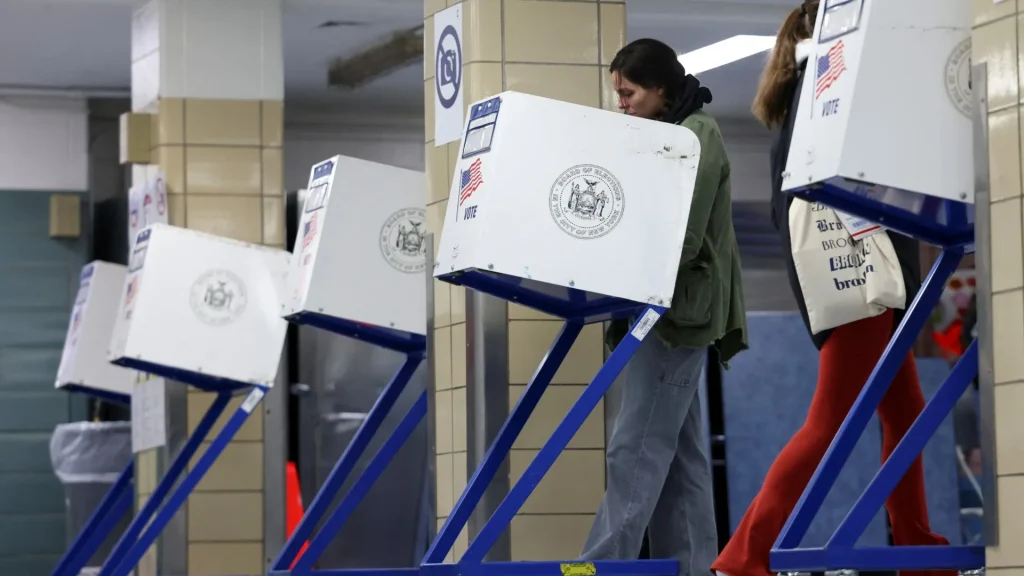 Los primeros centros de votación en EE. UU. abren este martes para una jornada histórica.