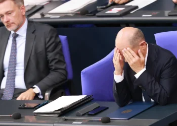 Merz exige un voto de confianza inmediato a Scholz tras el colapso de la coalición