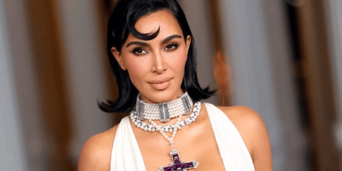 Kim Kardashian presenta en público el icónico collar con cruz de la princesa Diana