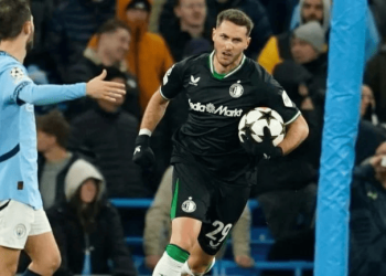 Santiago Giménez marca en su regreso a las canchas contra el Manchester City