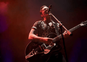 Drake Bell canta el tema de “Drake & Josh” al ritmo de regional mexicano