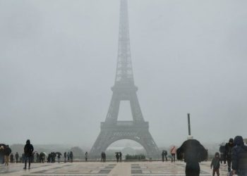 Tormenta de nieve en París: cierre de la Torre Eiffel y alerta en 56 departamentos