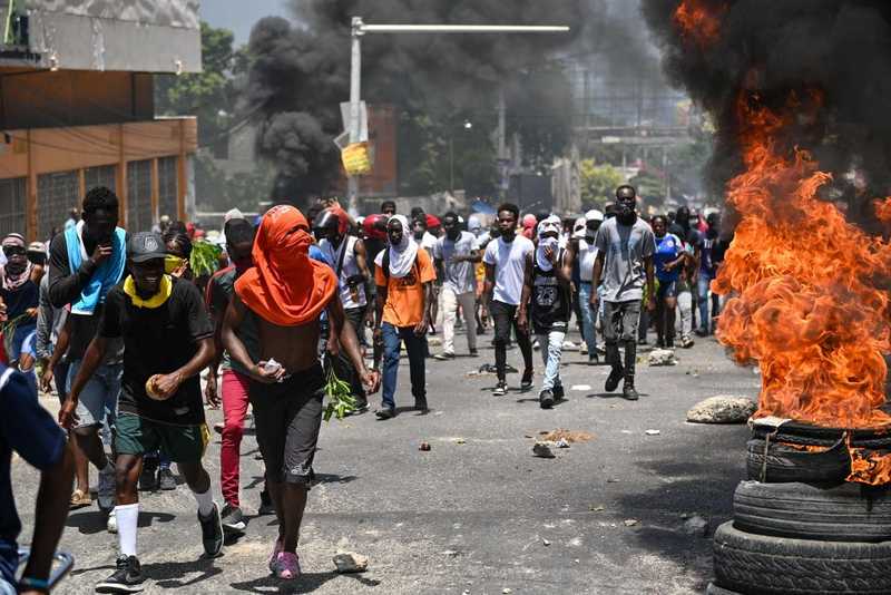 Las bandas armadas dominan Puerto Príncipe, dejando miles de muertos y heridos, mientras la ayuda humanitaria se ve interrumpida.