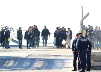 Italia recibe de vuelta a migrantes enviados a Albania tras fallo judicial desfavorable