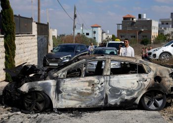 Ataque de colonos israelíes deja vehículos palestinos incendiados en Cisjordania