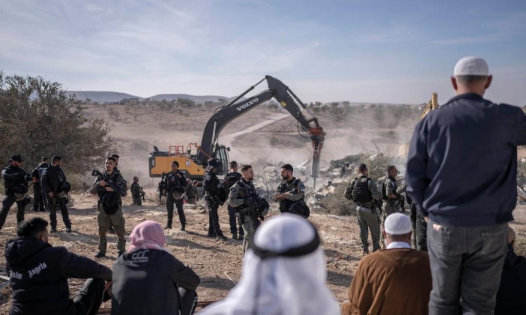 El Gobierno israelí desaloja la aldea beduina de Umm al Hiran para dar paso a un asentamiento judío exclusivo, en el marco de un programa más amplio de desplazamientos en el Néguev.